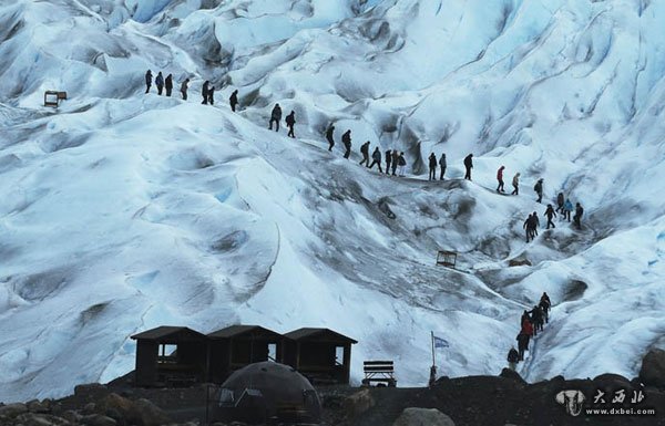 爱好者在阿根廷莫雷诺冰川徒步 冰雪美景震撼人心