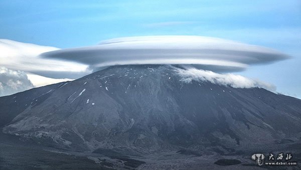 意大利埃特纳火山顶惊现怪异“飞碟云”