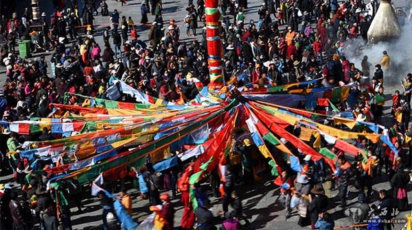 拉萨大昭寺换经幡迎藏历新年