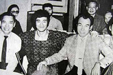 石坚、李小龙、小麒麟合影

　　石坚是老一辈的功夫明星，1973年更是被钦点参演了李小龙的电影 《龙争虎斗》，饰演大反派“韩先生”。2009年6月3日因病去世，享年96岁。
