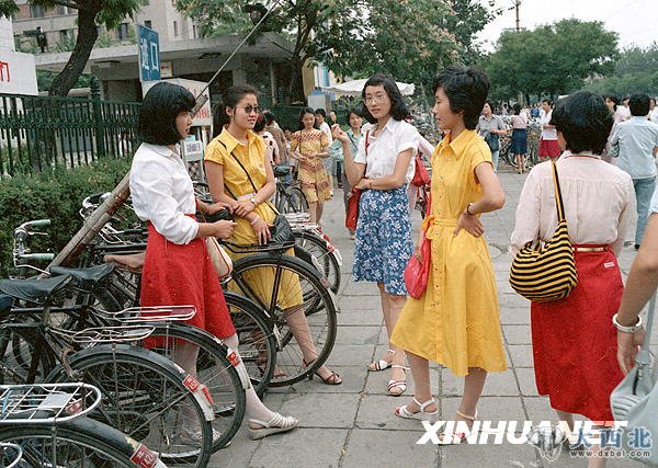 这是1986年，北京街头几位穿着裙装的姑娘在聊天（资料照片）。新华社发