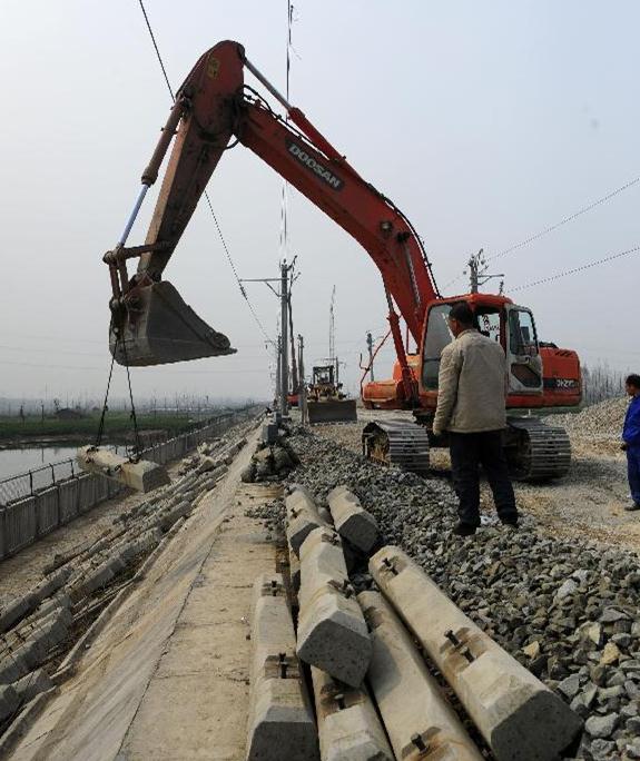 汉宜高铁湖北潜江段部分路基塌陷