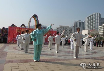 九州中路社区庆国庆：辖区老年大学表演健身气功.jpg