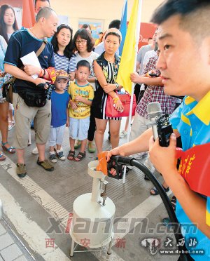 　　加油枪断断续续加油准不准，加油站工作人员当众测试