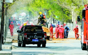 小货车运送甲醛泄漏溢洒路面西固化工街戒严2小时紧急疏散群众