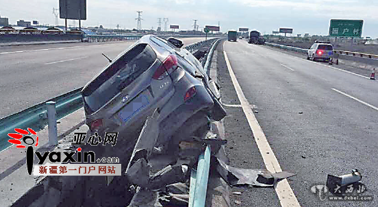 乌奎高速上一驾驶员操作失误越野车“骑”上护栏