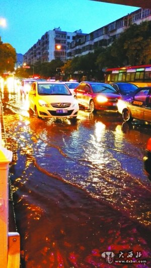 大雨骤降，积水汇成一条河流