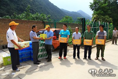 “伏天”为农民工送“清凉”