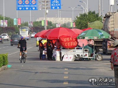 安宁桃滩占道行人自行车绕道行驶