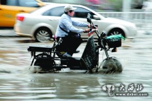 一小时急暴雨 水淹金城寸步难行