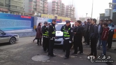 城管执法车上路未挂牌被交警当场查扣