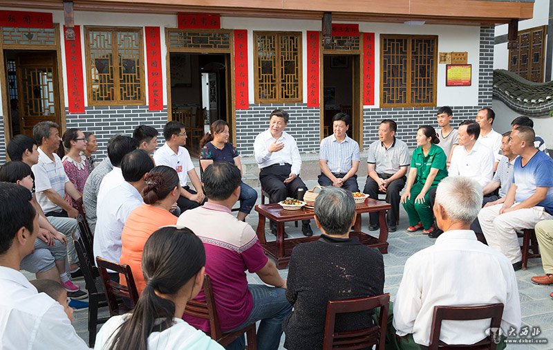 习近平在遵义县枫香镇花茂村同村民座谈