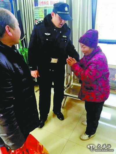 母子俩在警务站相见