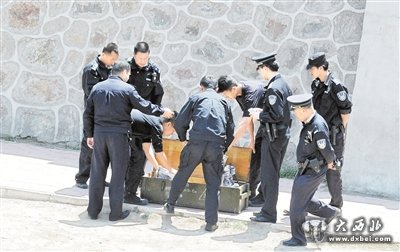 兰州市公安局特警支队排爆大队民警用排爆沙箱安全转移处置手雷