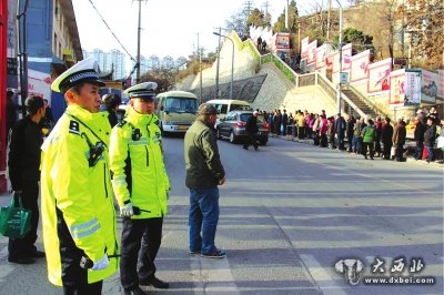 昨日我市各大公墓迎来扫墓高峰，辖区交警大队派出大批警力疏导交通