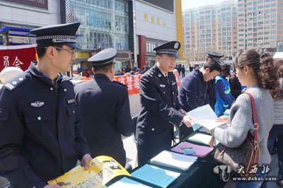 城关区400人上街开展大型禁毒宣传活动